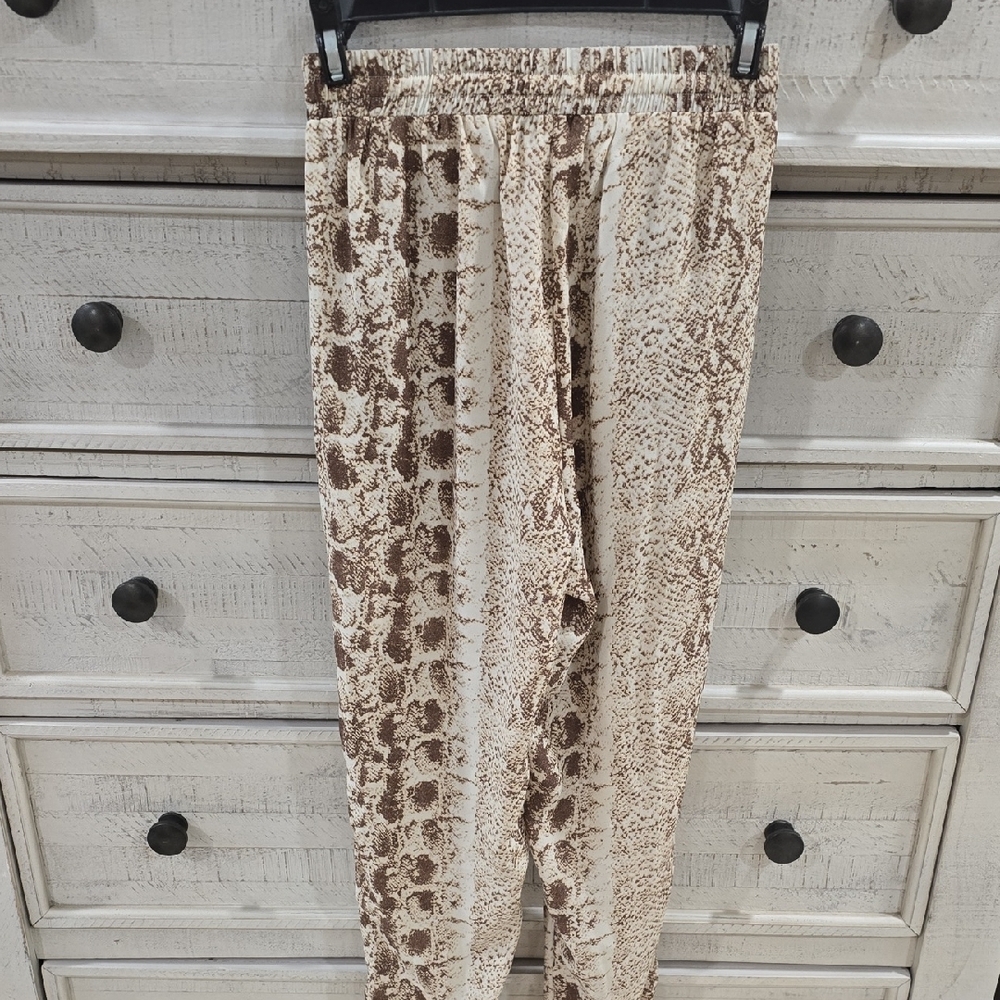 PrettyLittleThing Brown Patterned Drawstring Pants - Picture 6 of 6